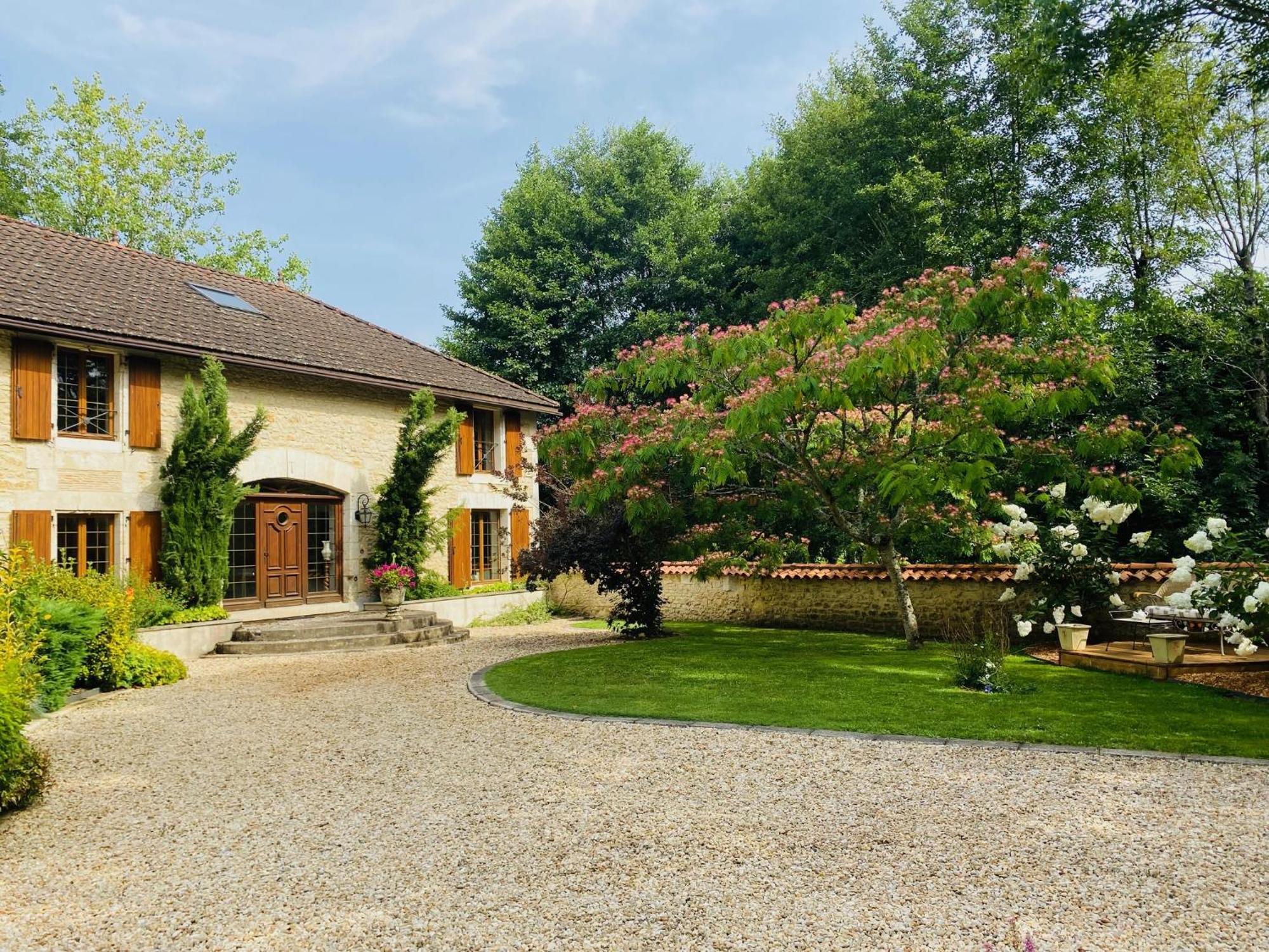 Moulin Du Fontcourt Bed & Breakfast Chasseneuil-sur-Bonnieure Exterior photo