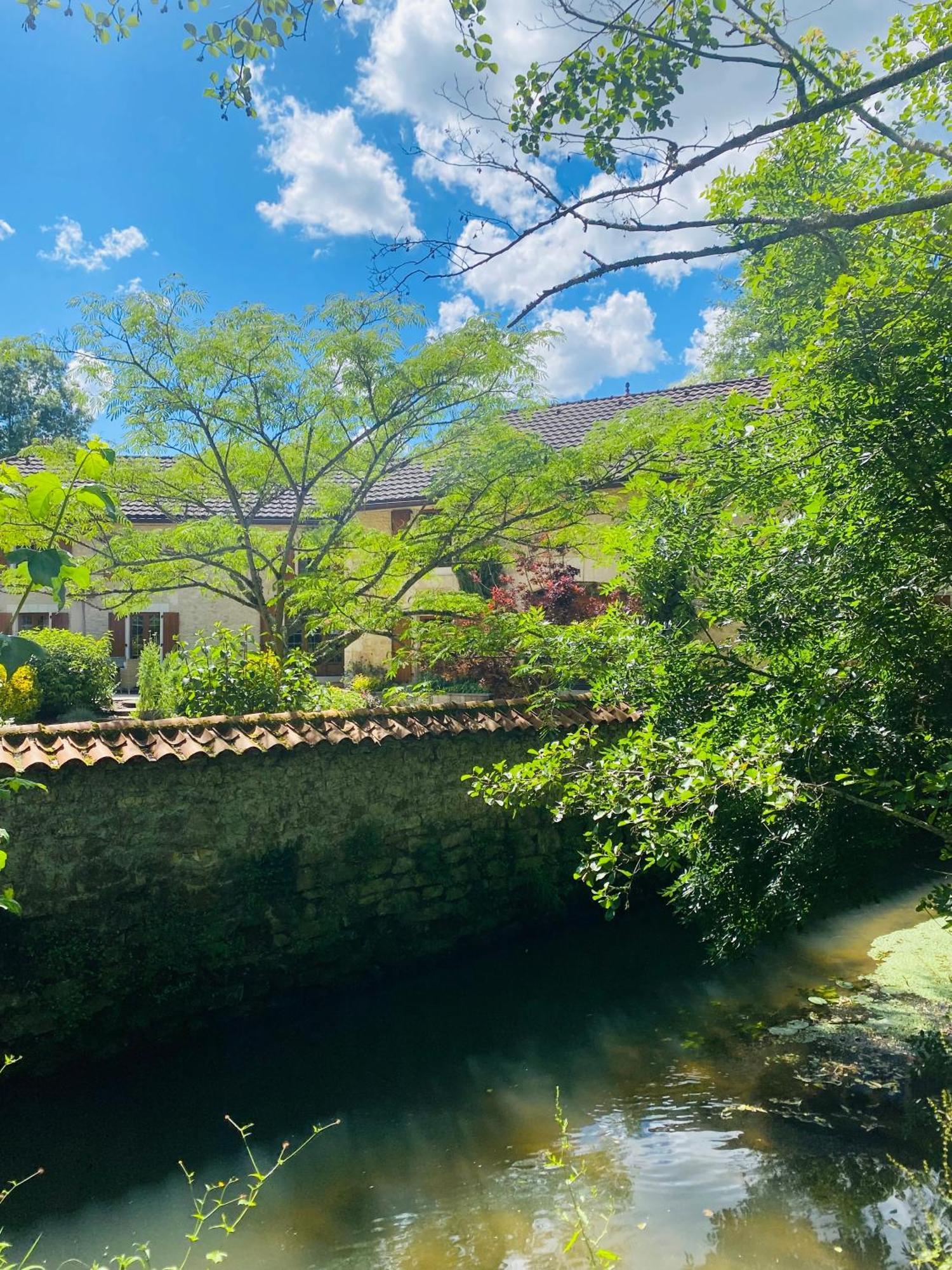 Moulin Du Fontcourt Bed & Breakfast Chasseneuil-sur-Bonnieure Exterior photo